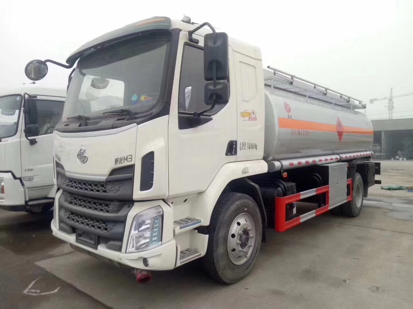 12噸東風柳汽油罐車圖片 12噸東風柳汽油罐車圖片