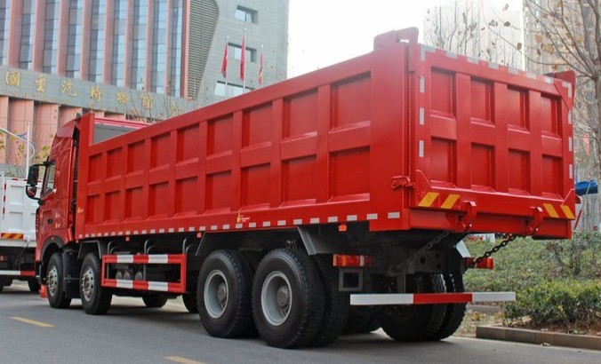 ��������HOWO T7Hǰ�ĺ����ж܇