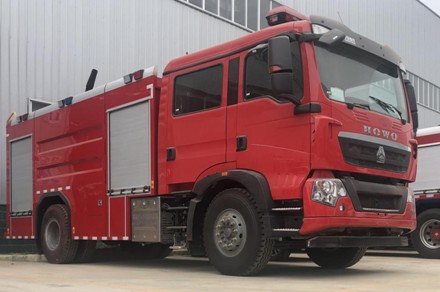 國(guó)六8噸重汽豪沃水罐消防車(chē)圖片 國(guó)六8噸重汽豪沃水罐消防車(chē)圖片