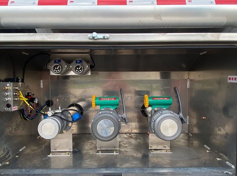 國六解放前四后八31.1方鋁合金油罐車圖片 國六解放前四后八31.1方鋁合金油罐車圖片