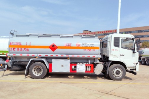 國(guó)六東風(fēng)天錦12.65方油罐車(chē)_CSC5180GJYD6A型加油車(chē) 國(guó)六東風(fēng)天錦12.65方油罐車(chē)_CSC5180GJYD6A型加油車(chē)
